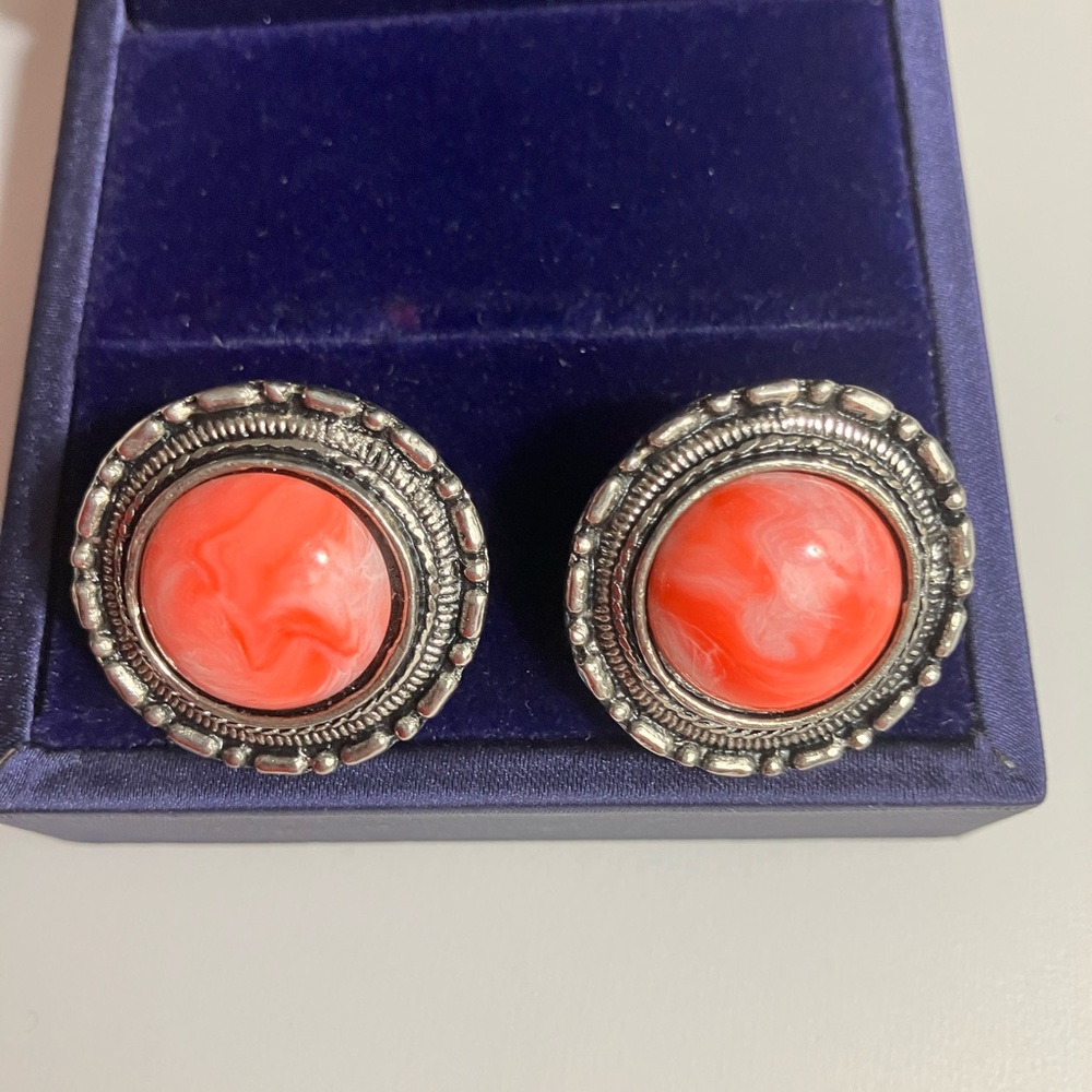 Vintage silver tone and coral inspired earrings.
Classic elegance look.